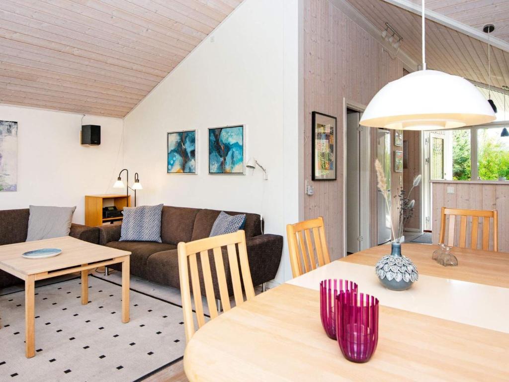 Three-Bedroom Holiday home in Glesborg 28 photo 4
