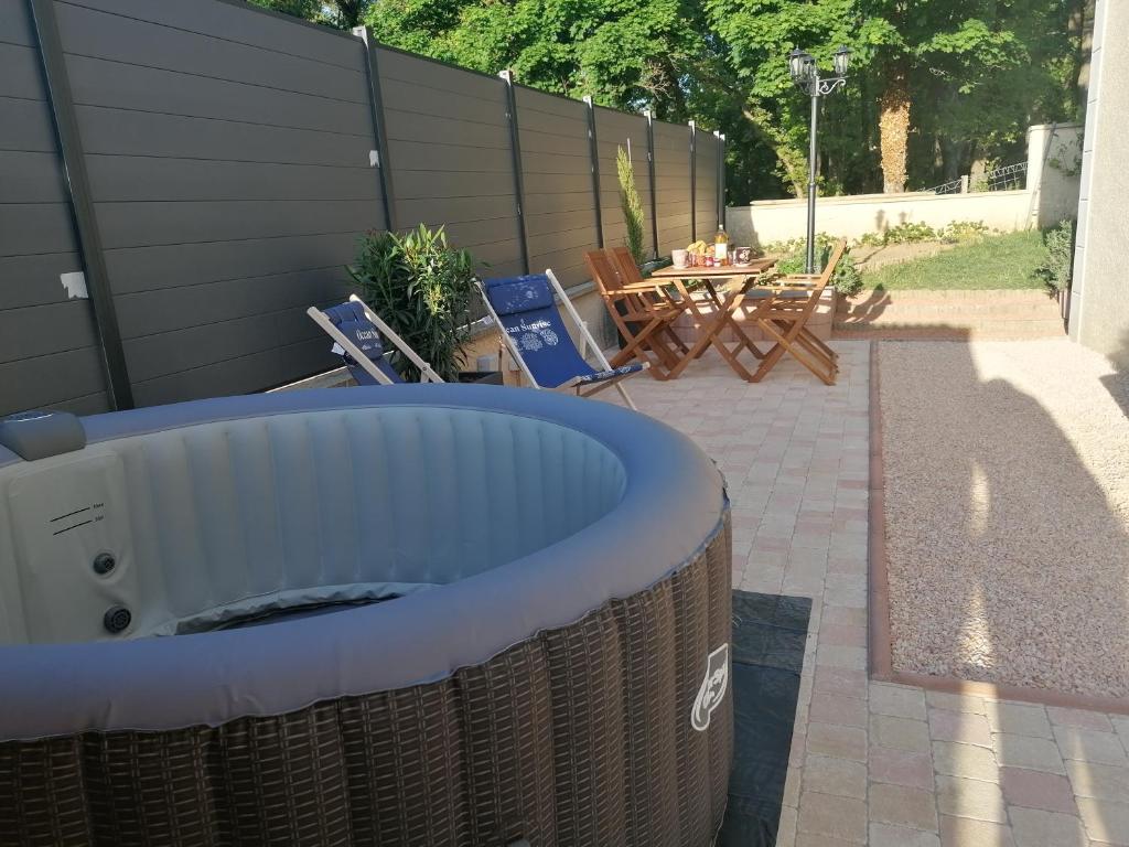 Charmant appartement T2 dans villa avec en supplément spa extérieur de mai à septembre photo 3
