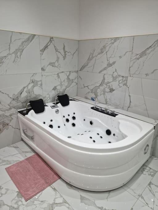 Maison Chic avec jacuzzi. UrbanSpa60 photo 3