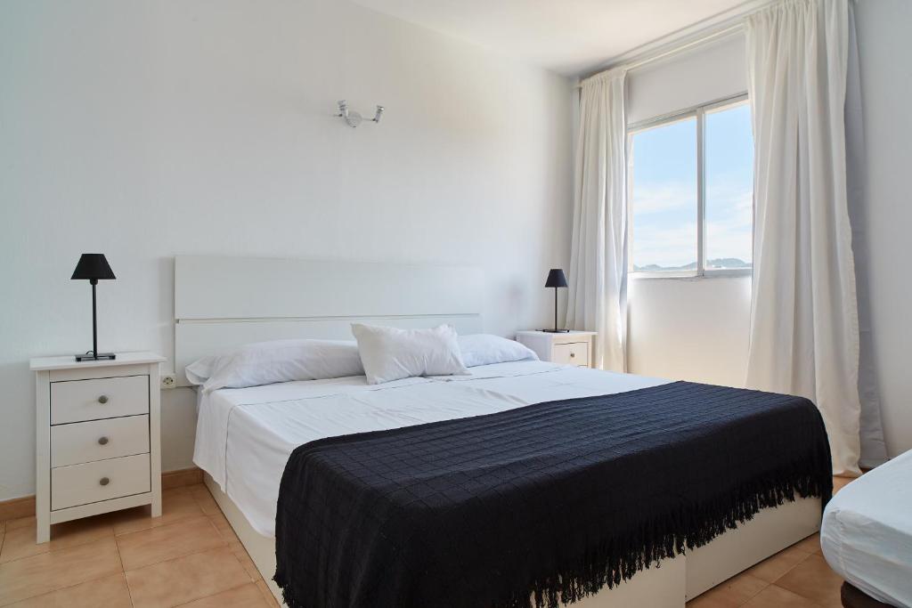 Apartamentos San Antonio Beach photo 3