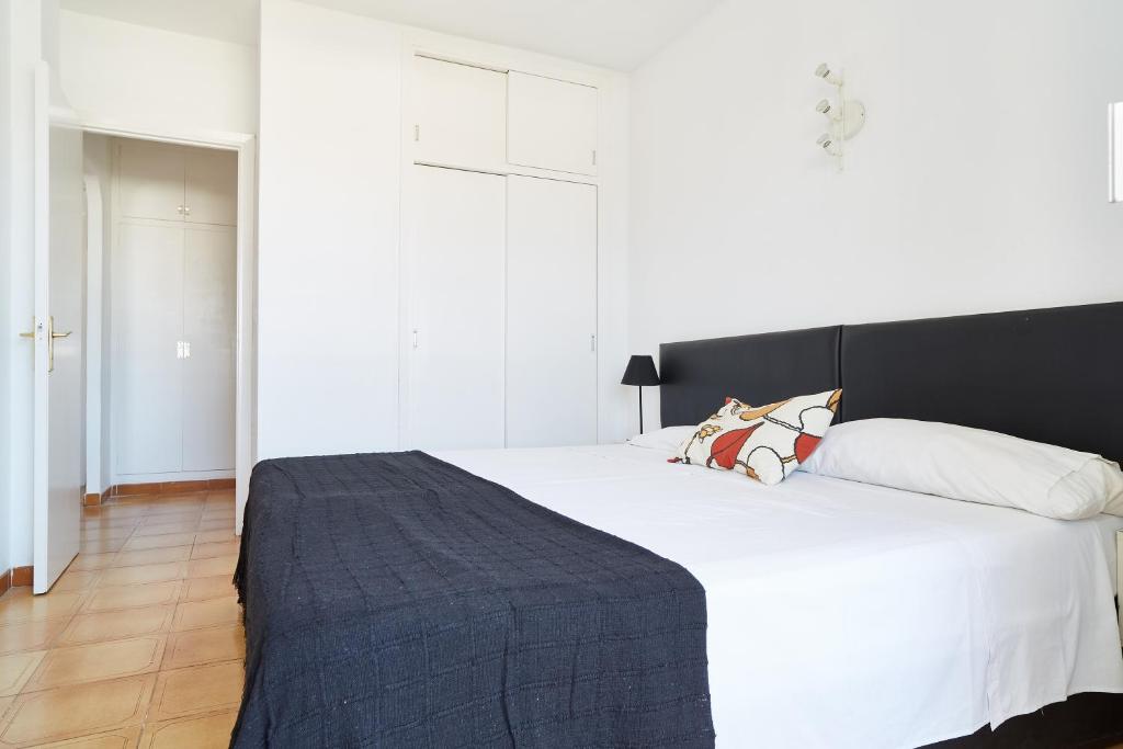 Apartamentos San Antonio Beach photo 2