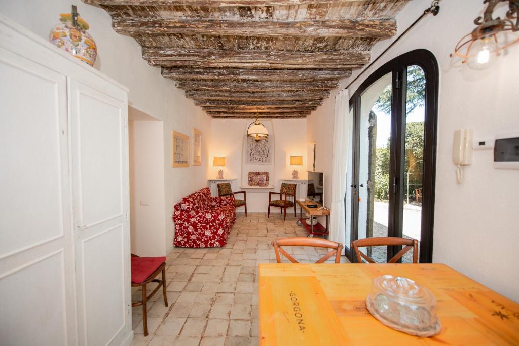 White Elegant and Charming Country House near Rome photo 2