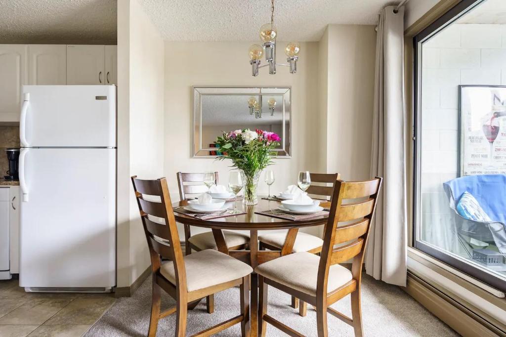 Entire Condo Downtown, near Saddle Dome, Quiet, Private, free Parking, 1,5 hrs to Banff photo 4