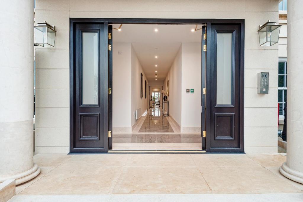 High End 1 BR Apt, 2 Beds Desirable Chigwell