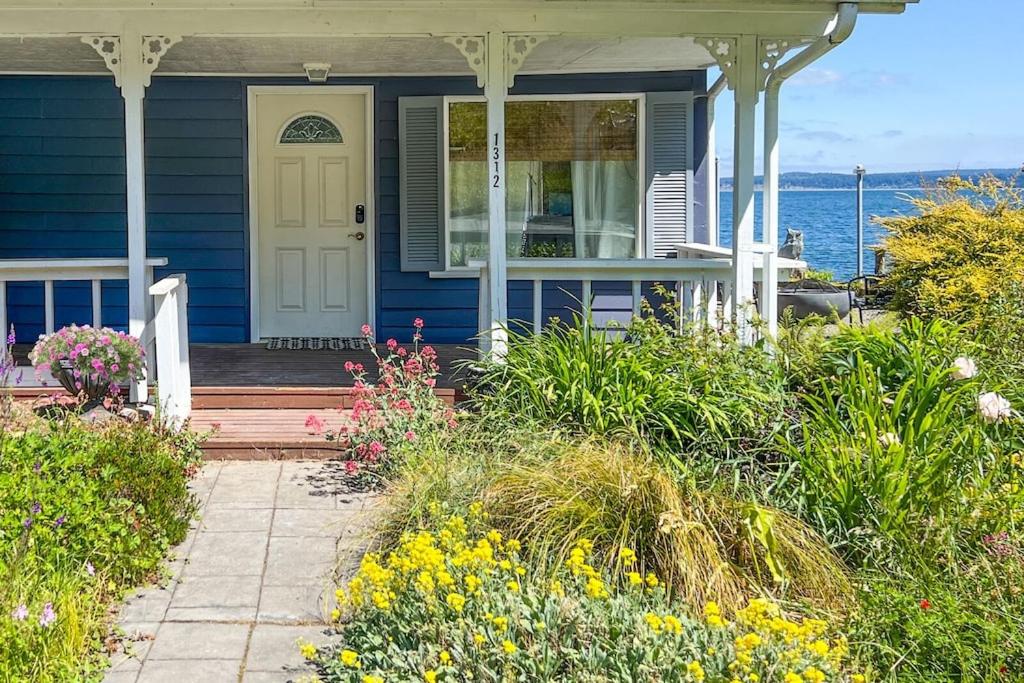 New-private waterfront house on discovery bay photo 1