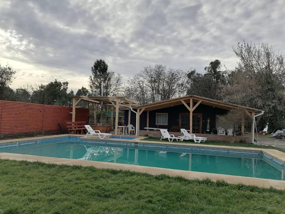 Agradable Cabaña con Gran Piscina y Tinaja