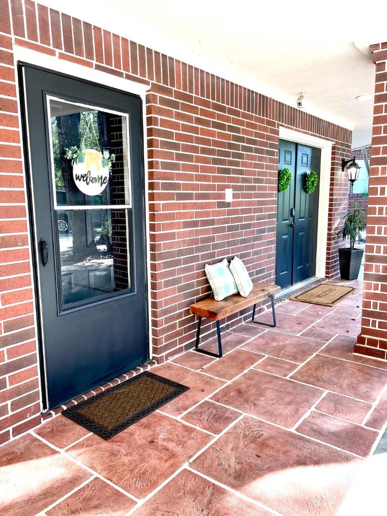 Relaxing Two-Bedroom Apartment or Studio on 13 Beautiful Wooded Acres In A Quiet Neighborhood image