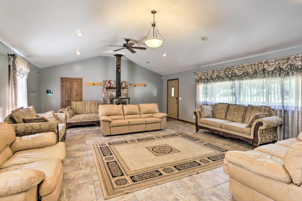 Peaceful Toledo Retreat with Spacious Yard! photo 4