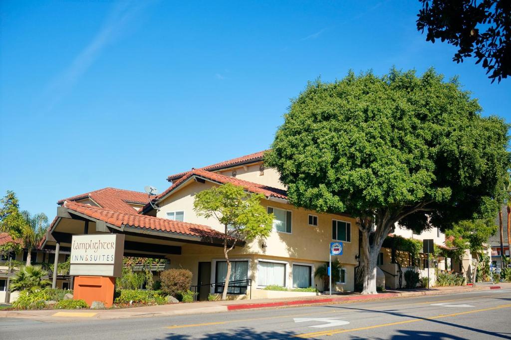 Lamplighter Inn & Suites image