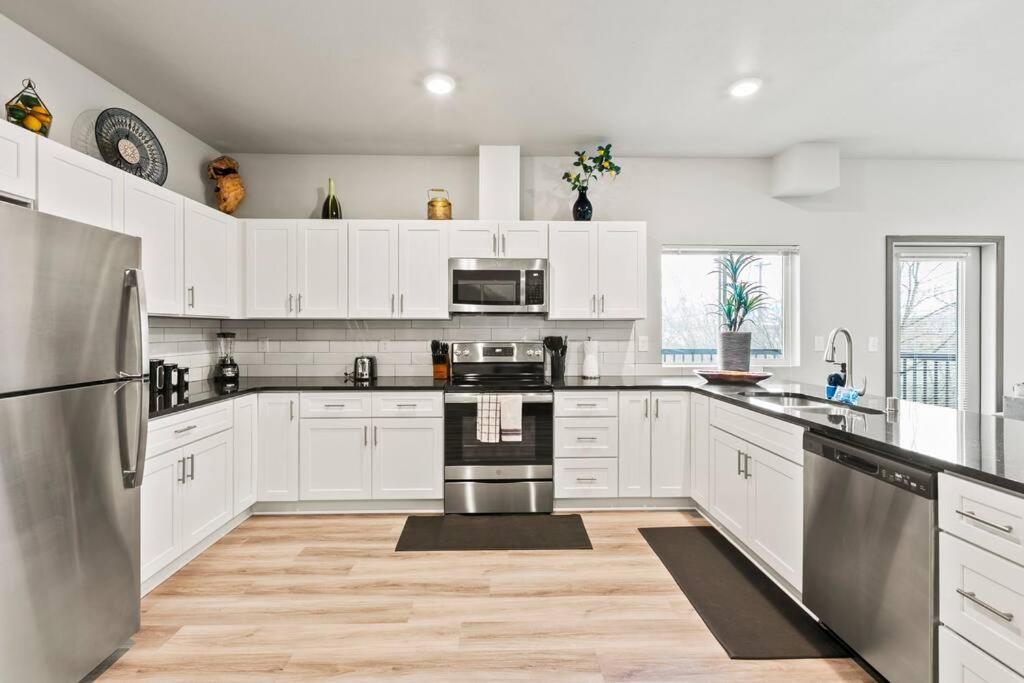 Spacious NEW 2 bed 2 bath apt by Downtown Spokane photo 4