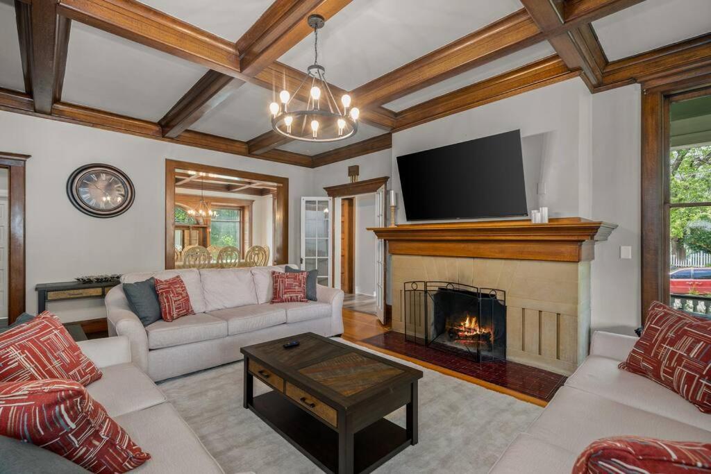 Historic Manor with 8 BDRMS 9 BATHS & 3 Kitchens photo 1