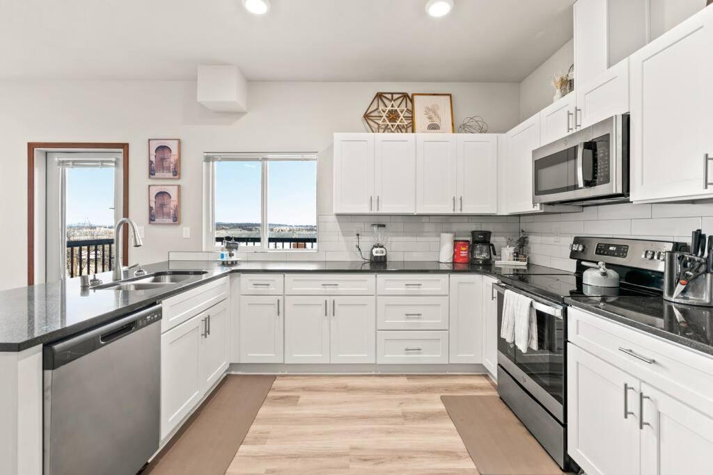 Great New 2 Bed 2 Bath Near Perry District and DT photo 4