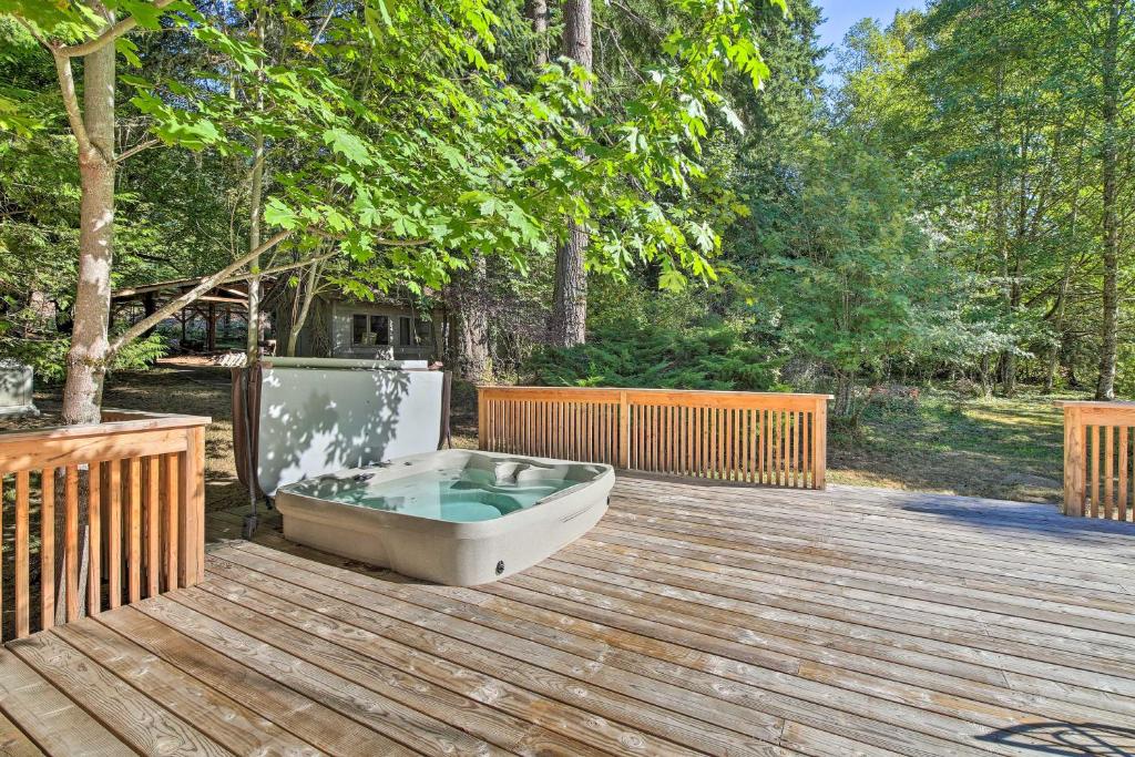 Cozy Black Bear Retreat by Mount Rainier! photo 1