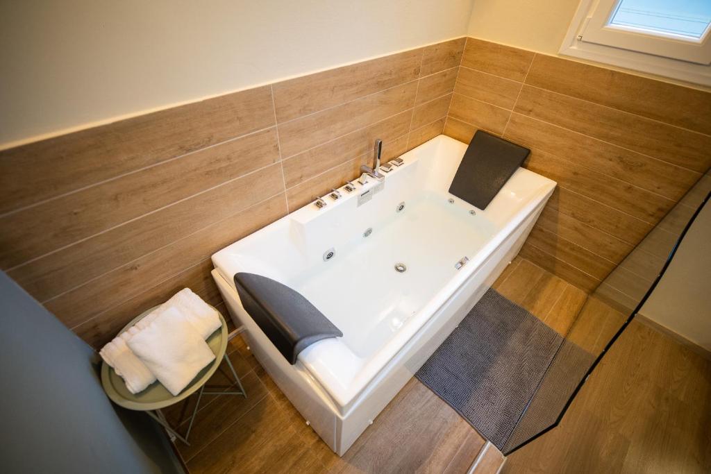 Belajo Central Apartment And Jacuzzi !! photo 4