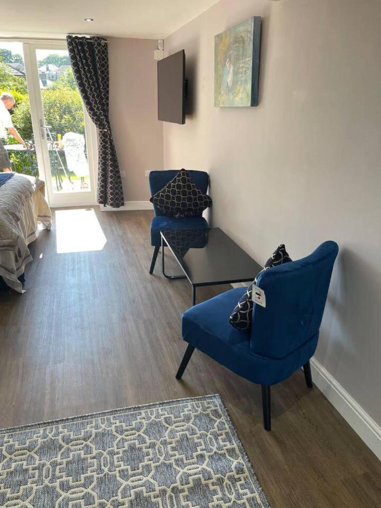 Immaculate 1-bed Studio With Outside Patio - Tap to explore photos
