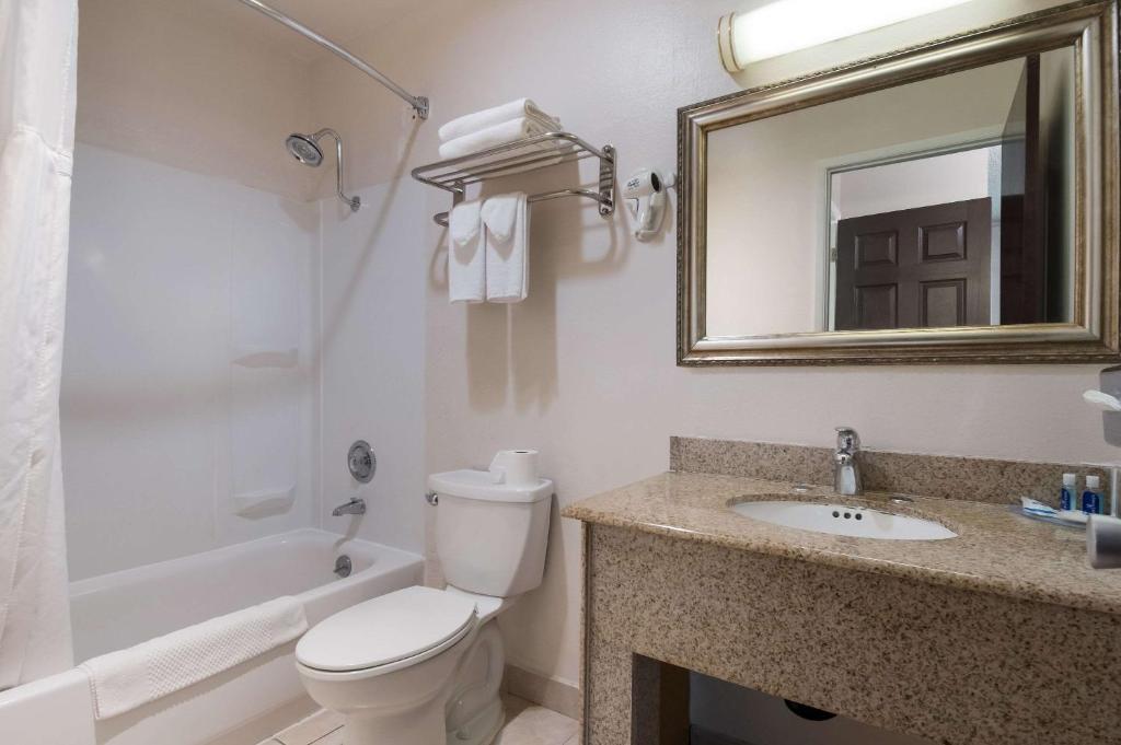 Rodeway Inn & Suites Hwy 217 & 26 W image