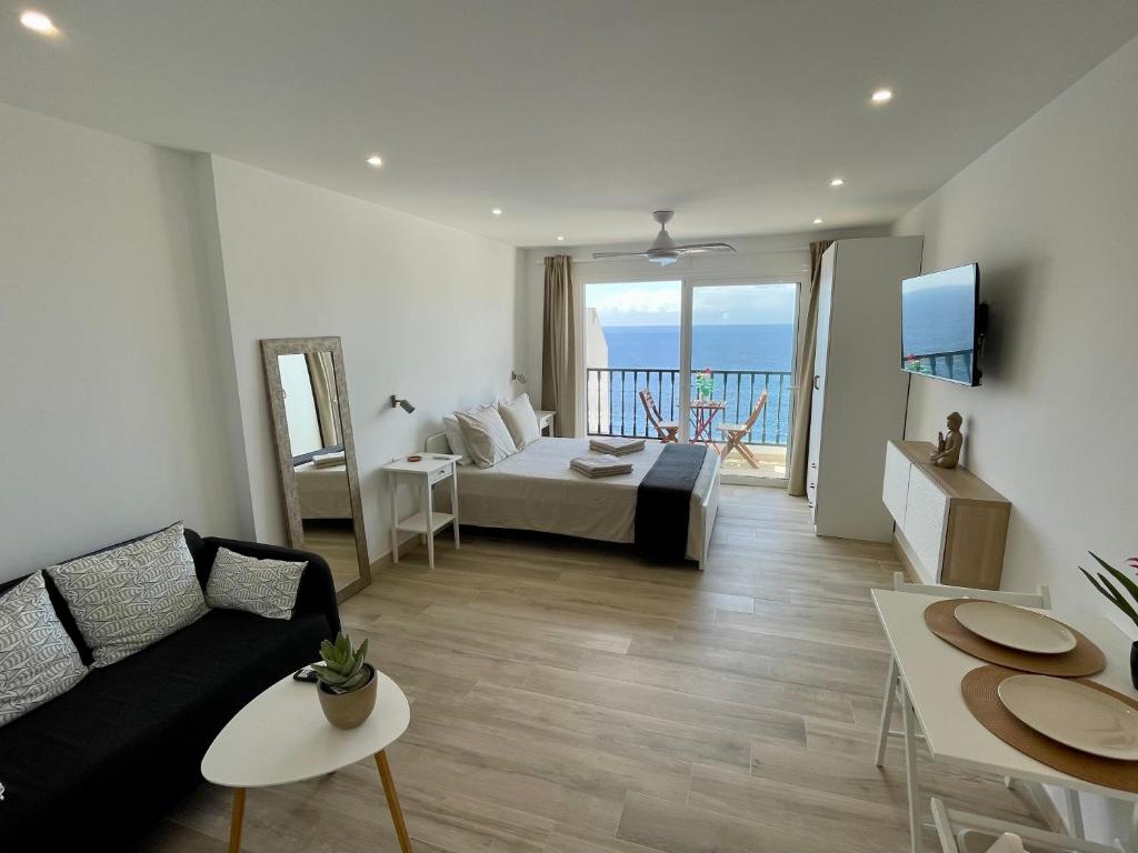 Amazing sea views from cozy studio. photo 4