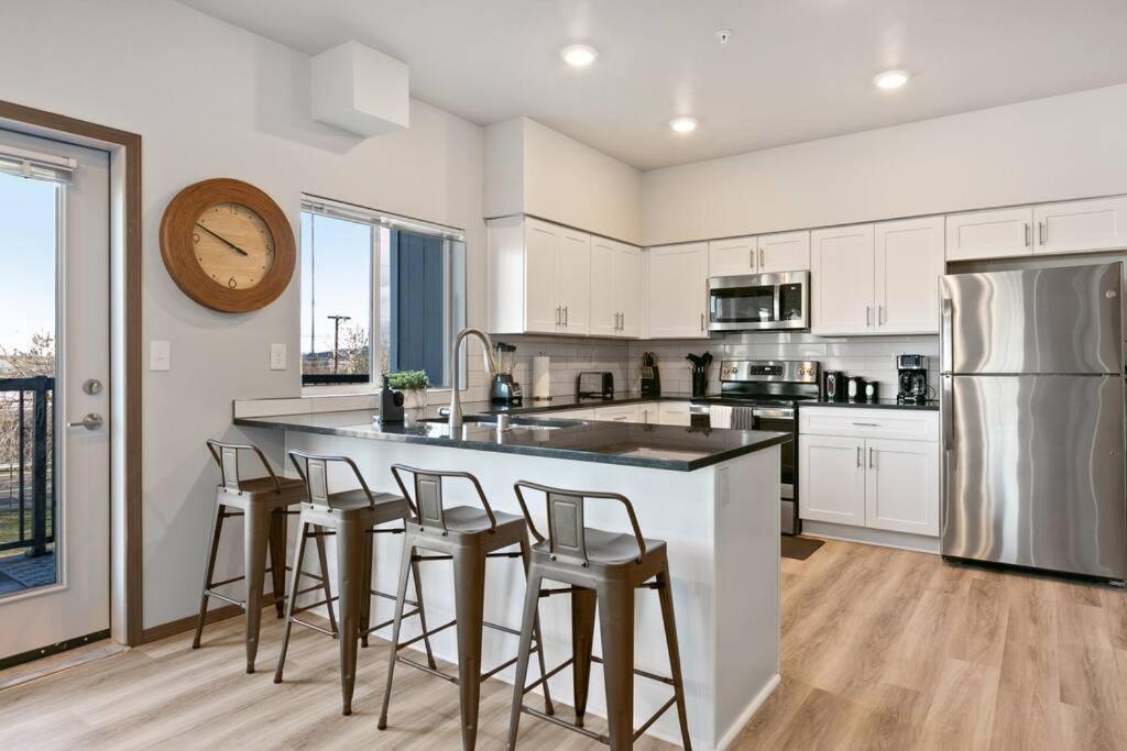 Brand New 2 Bd 2 Bth Near DT and Perry District photo 3