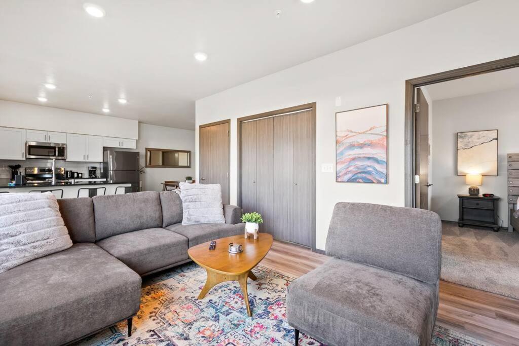 Brand New 2 Bd 2 Bth Near DT and Perry District photo 2