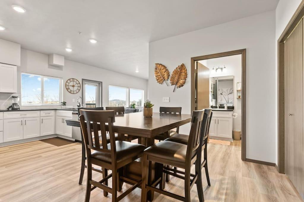 Very New 2 Bed 2 Bath Near DT and Perry District photo 3