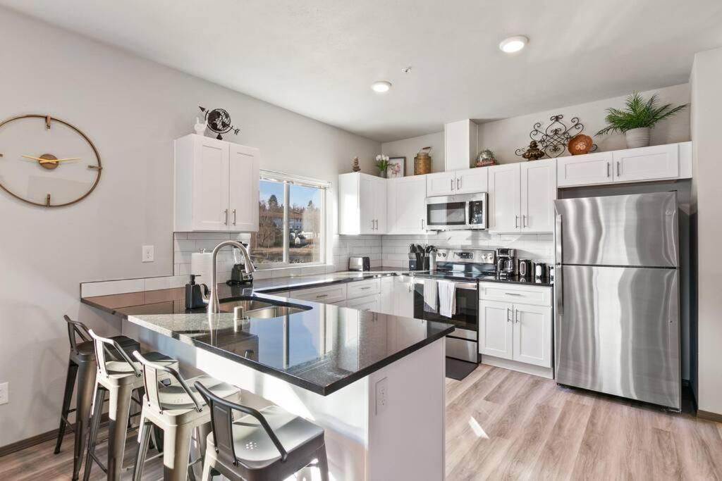 New 2 Bed 2 Bath Near Perry Dist and DT photo 2