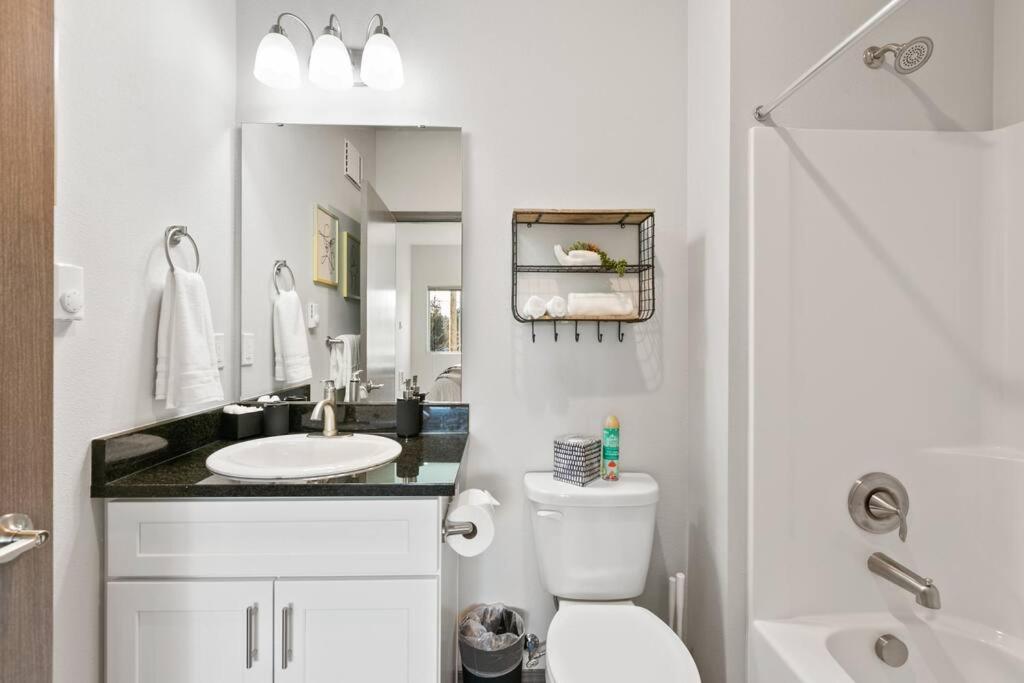 New 2 Bed 2 Bath Near Perry Dist and DT photo 4