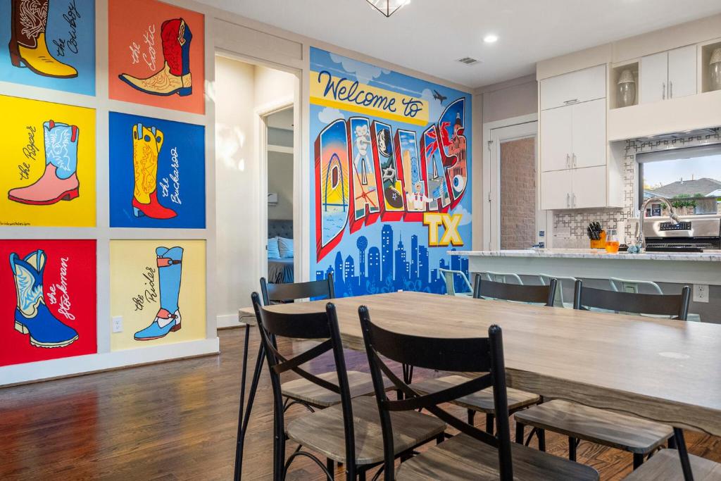 9 Minutes to Downtown Dallas - 1000mbps - King Suite - 58 in TV - Games