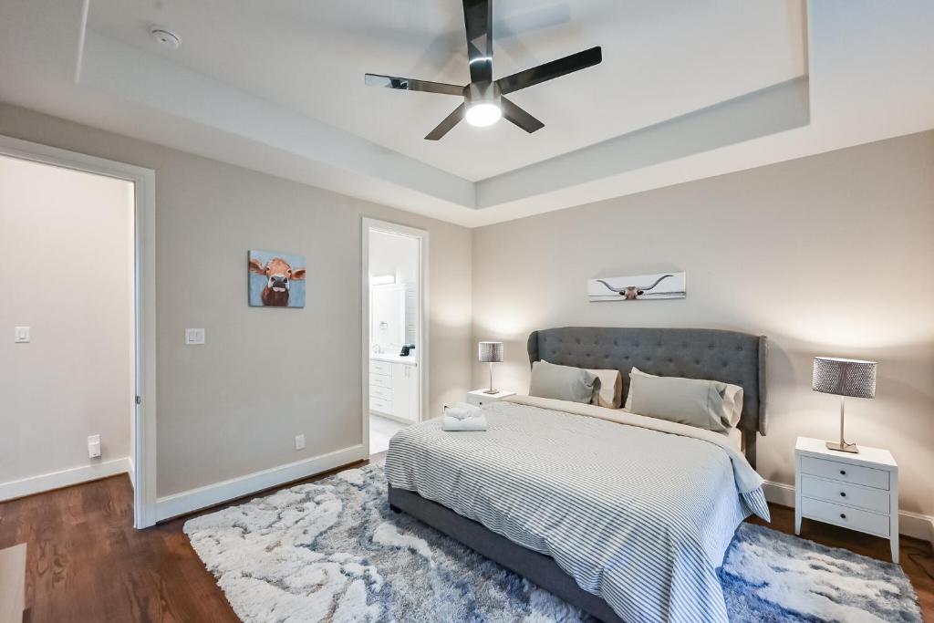 9 Minutes to Downtown Dallas - 1000mbps - King Suite - 58 in TV - Games photo 3