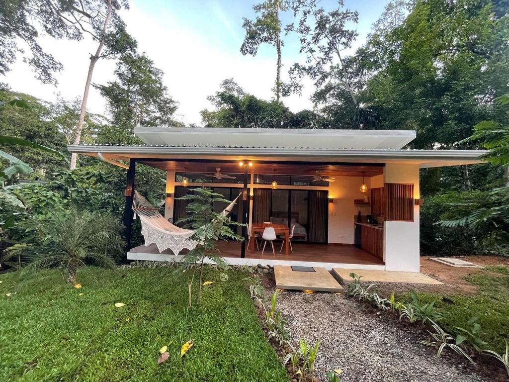 Caribbean Irie - charming, luxurious bungalow in nature with AC & fiber optic wifi photo 1