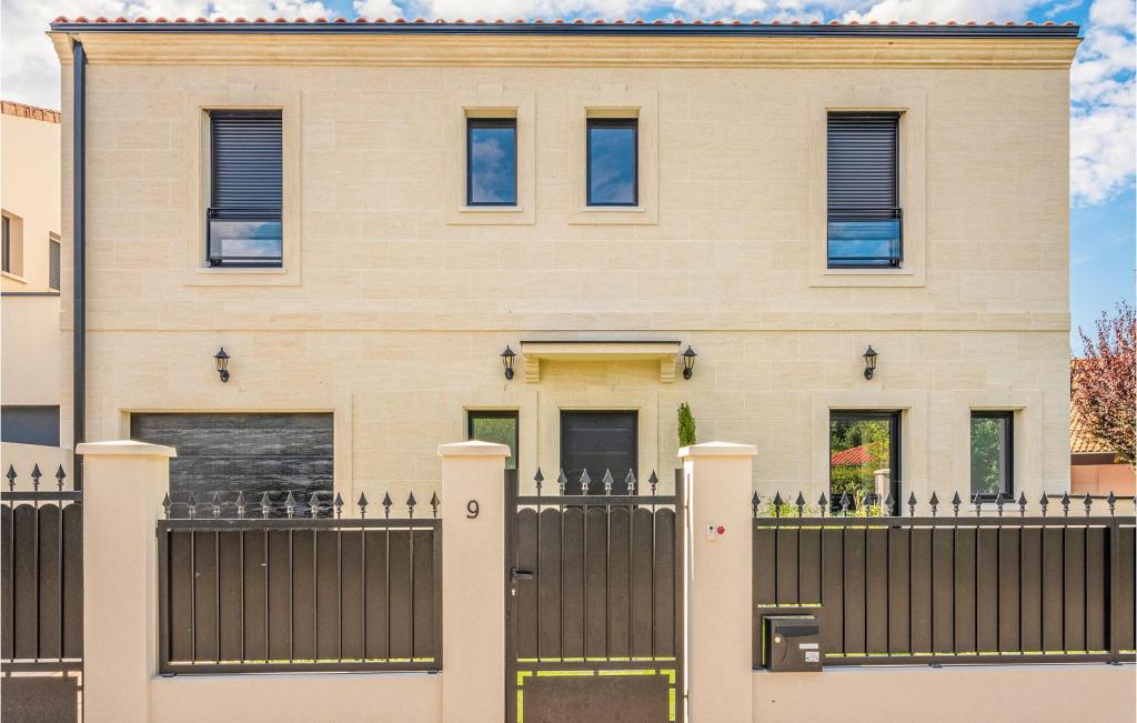 Nice Home In Pessac With Outdoor Swimming Pool, 4 Bedrooms And Wifi