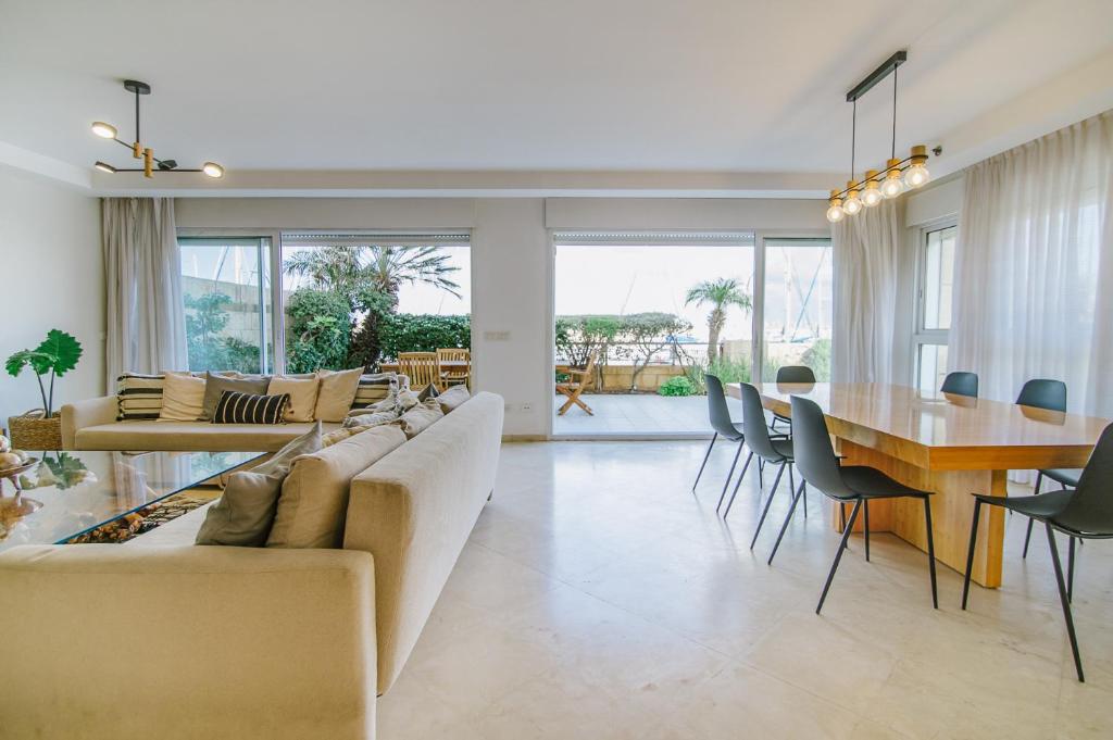 Marina Apartments by Olala Homes photo 2
