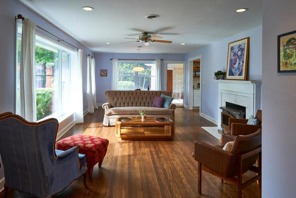 Fabulous Home W Outdoor Kitchen, Fire Pit And Back Yard! photo 2
