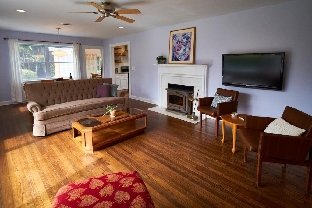 Fabulous Home W Outdoor Kitchen, Fire Pit And Back Yard! photo 3