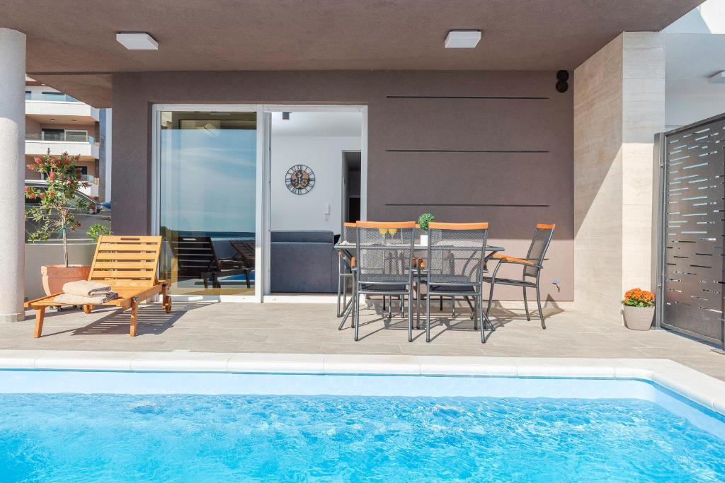 Villa Eni Beachfront apartment with pool photo 2