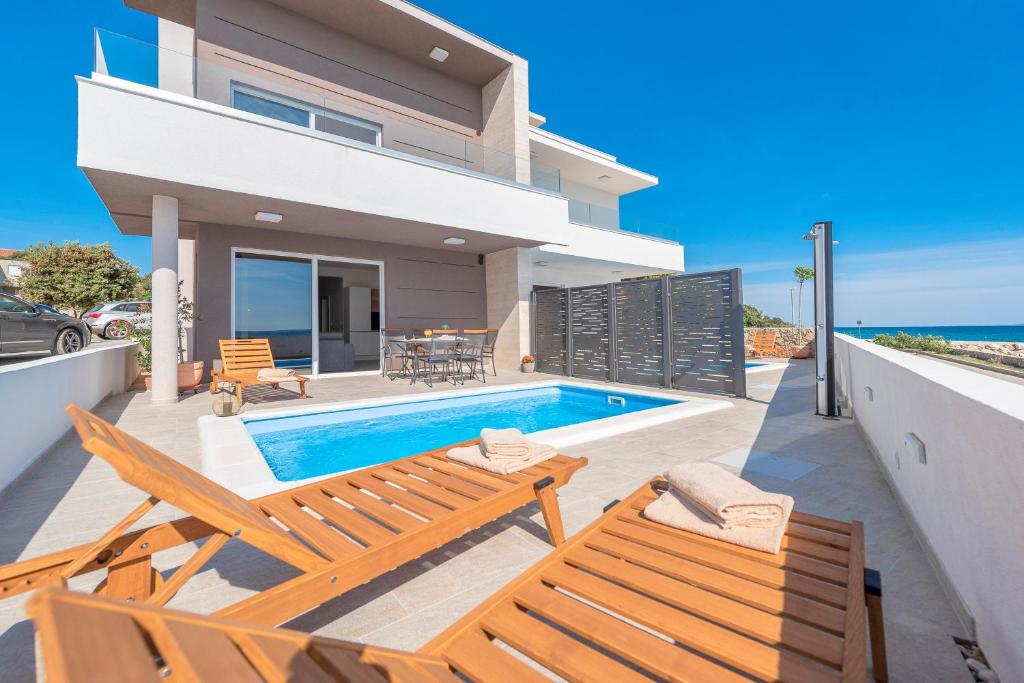 Villa Eni Beachfront apartment with pool photo 4