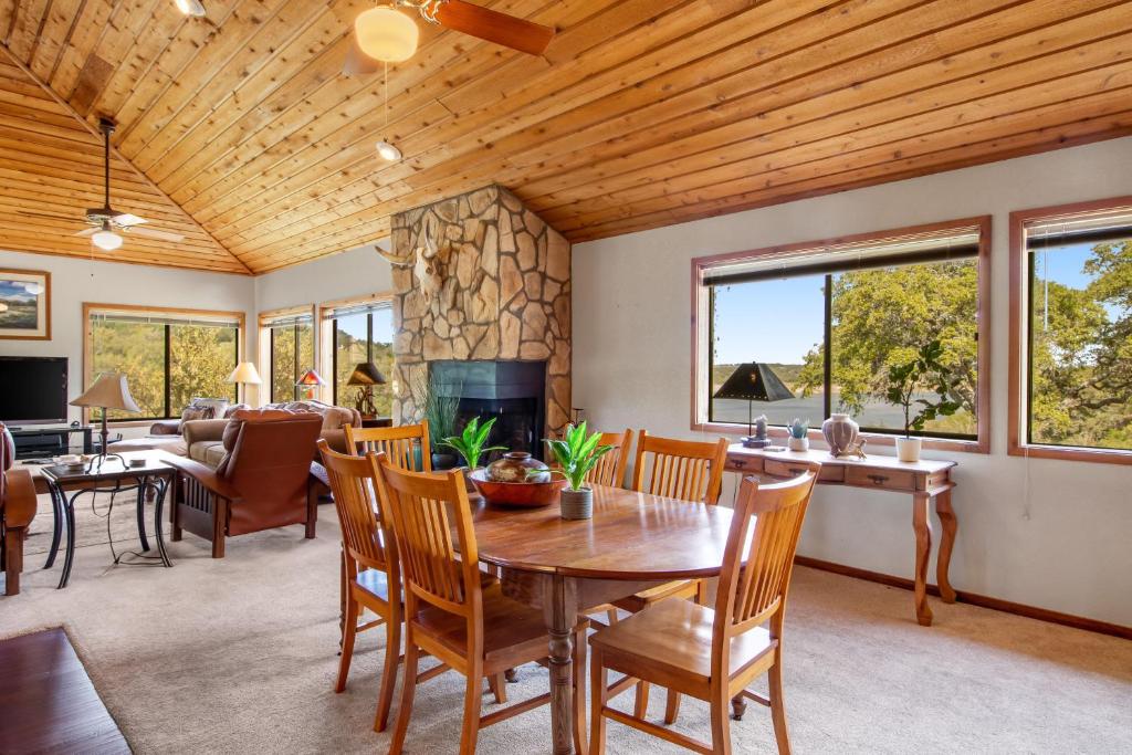 Spicewood Treehouse photo 3