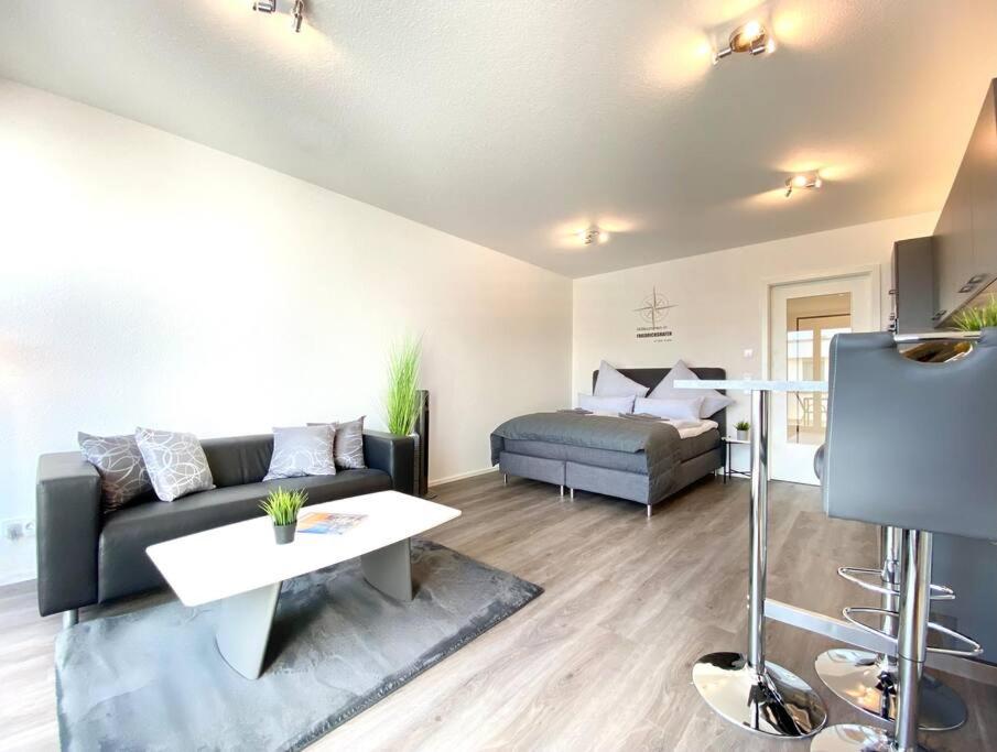 Auszeit Apartment DREAM am Uferpark - nur 100 m bis zum Bodensee, direkt am Bodenseeradweg, Sonnenbalkon, schnelles WLAN, kostenloser Tiefgaragenstellplatz, für bis zu 2 Personen photo 1