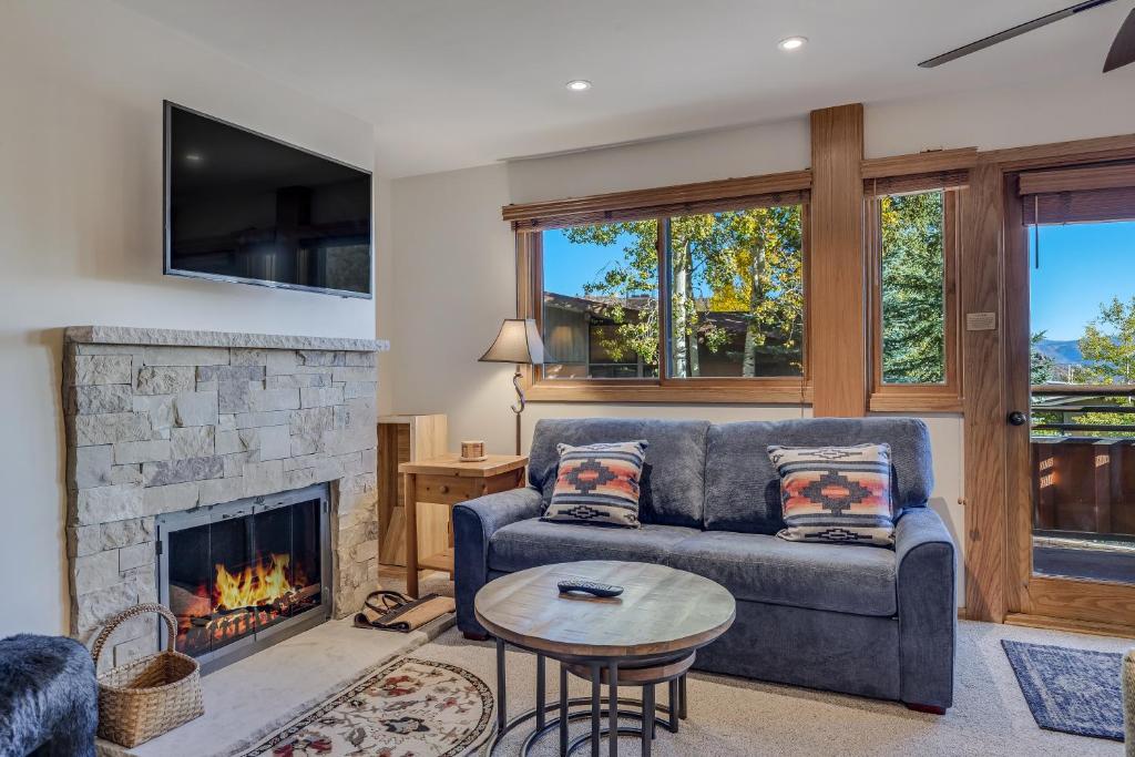 Laurelwood Condominiums 106 image