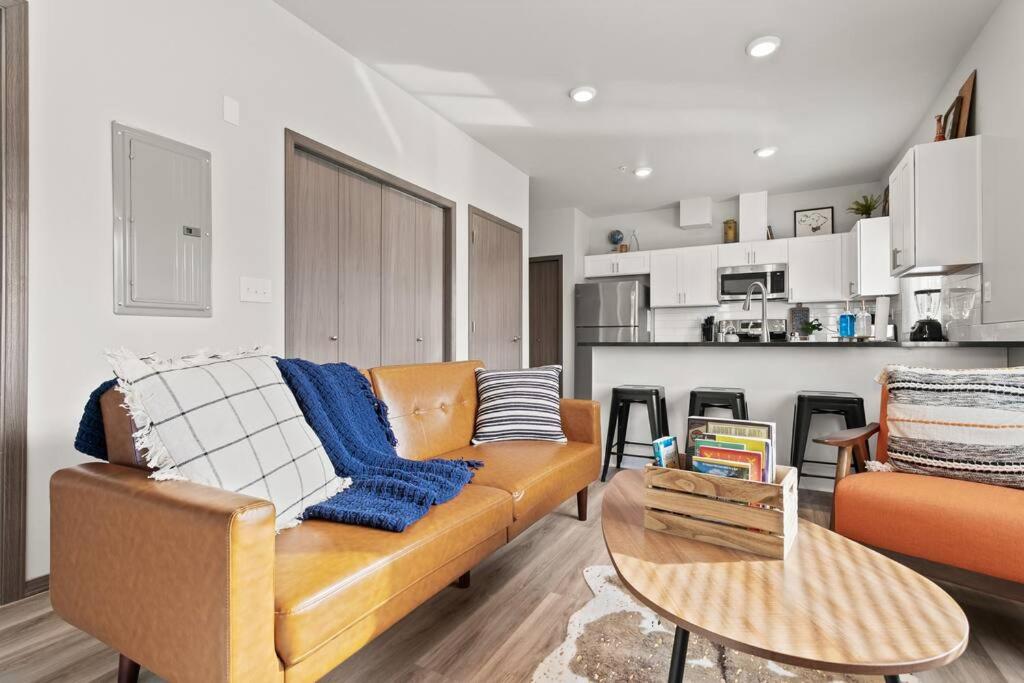 New 2 Bed 2 Bath Near Perry District and DT photo 4