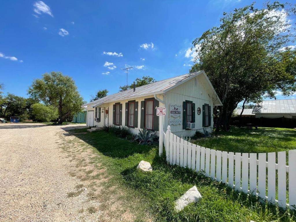 Carriage Inn - Cottage image