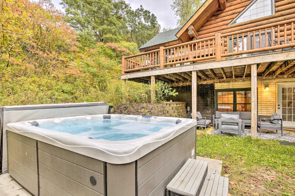 Splendid Family Cabin with Hot Tub and Grill! photo 1