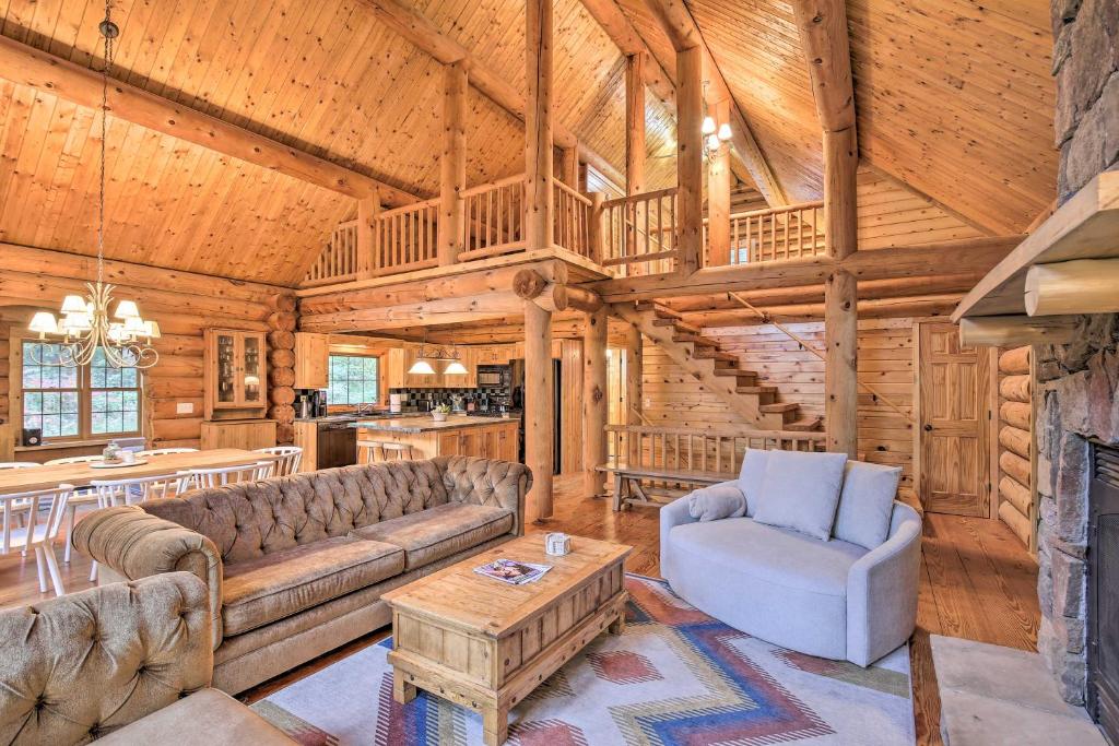 Splendid Family Cabin with Hot Tub and Grill! photo 3