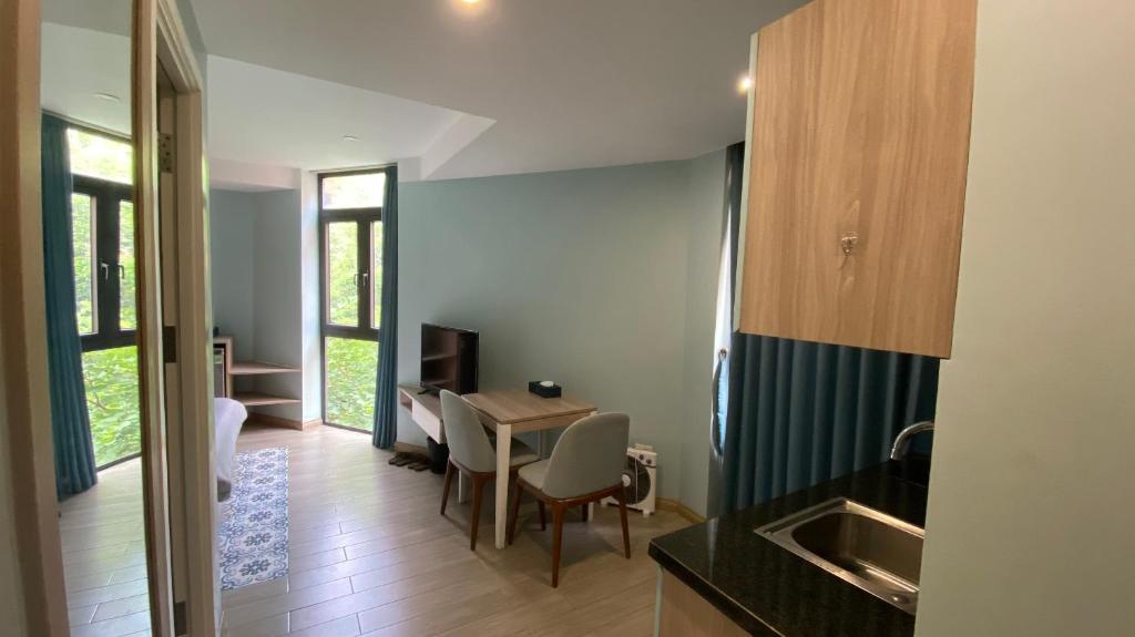 RedDoorz @ Hoang Cau Street