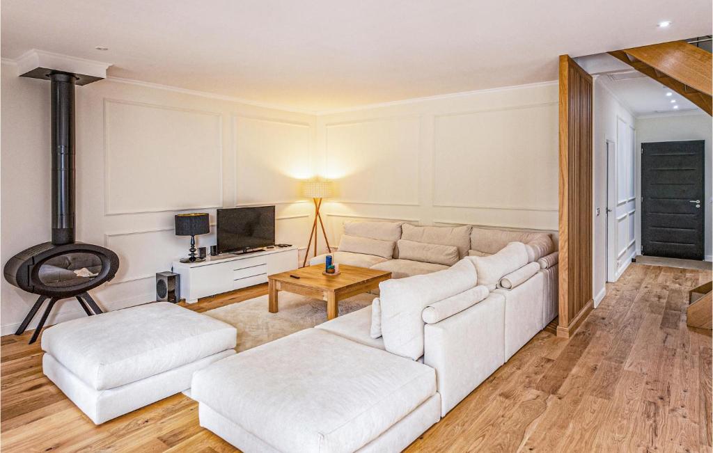Nice Home In Pessac With Outdoor Swimming Pool, 4 Bedrooms And Wifi photo 1