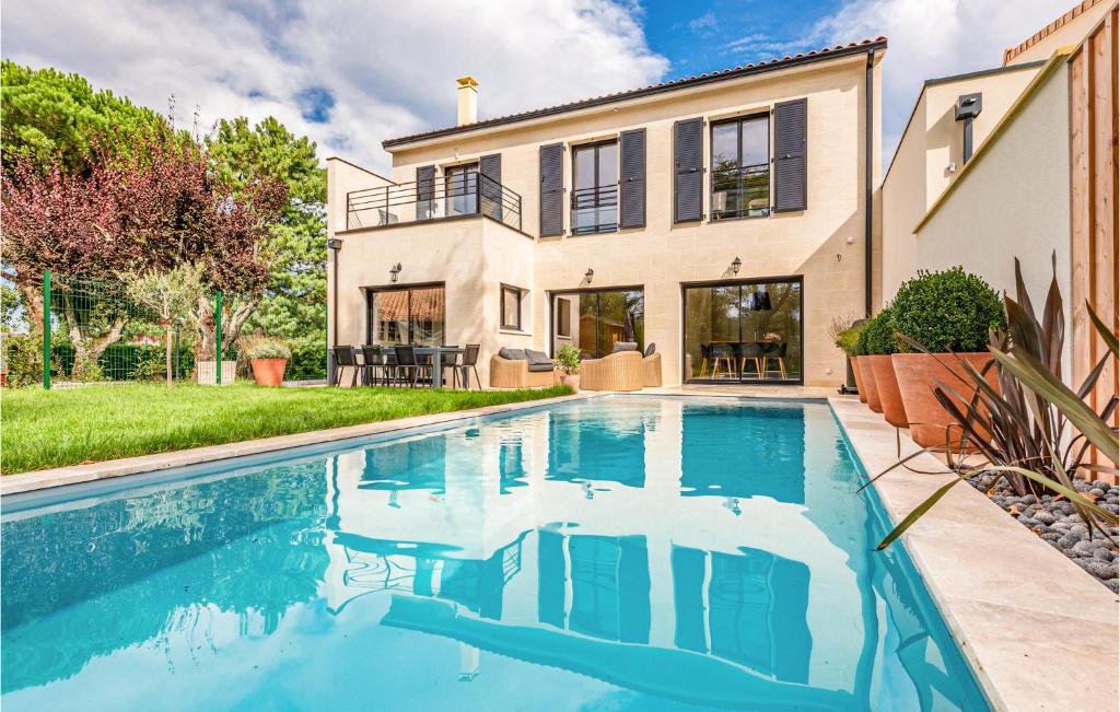 Nice Home In Pessac With Outdoor Swimming Pool, 4 Bedrooms And Wifi photo 2