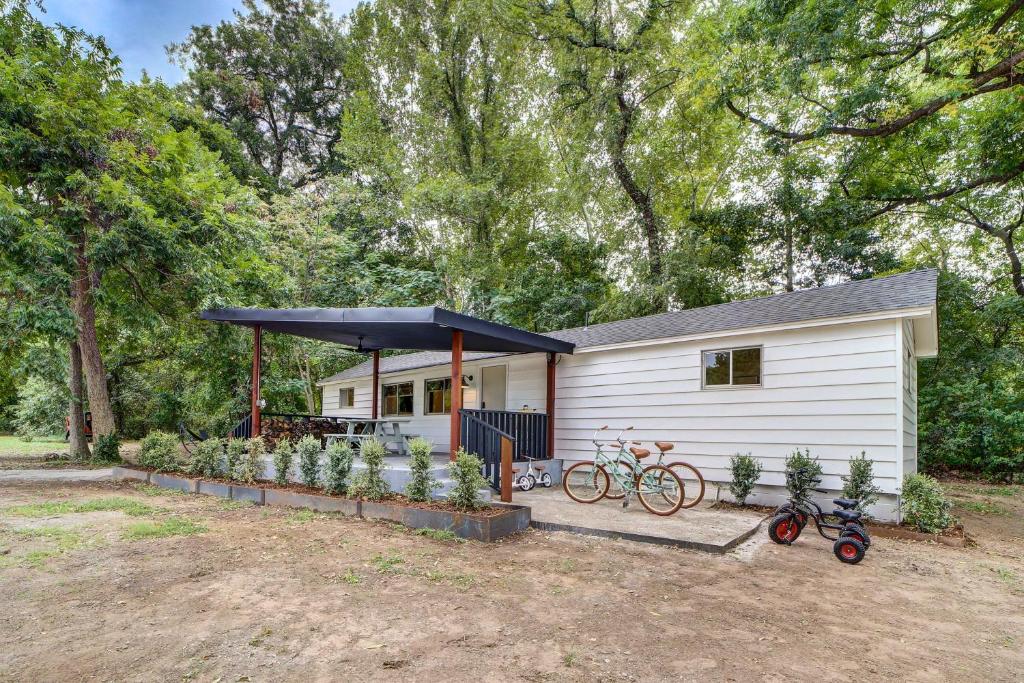 Scenic Tulsa Getaway with Deck and Fire Pit photo 2