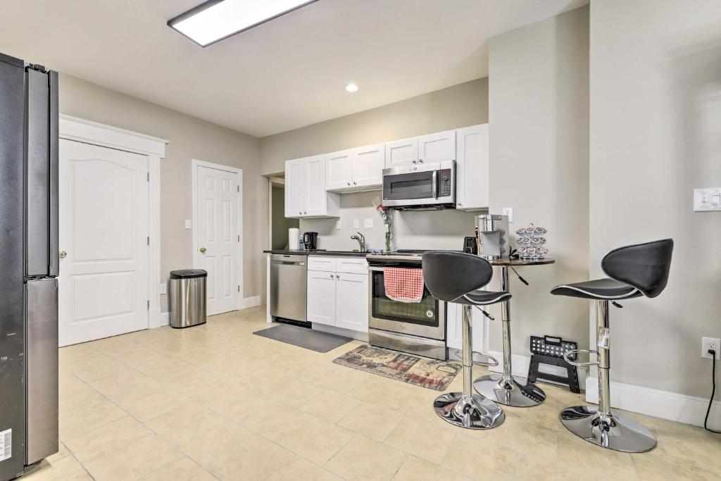 Bright Springfield Apartment with 2 Balconies! photo 2