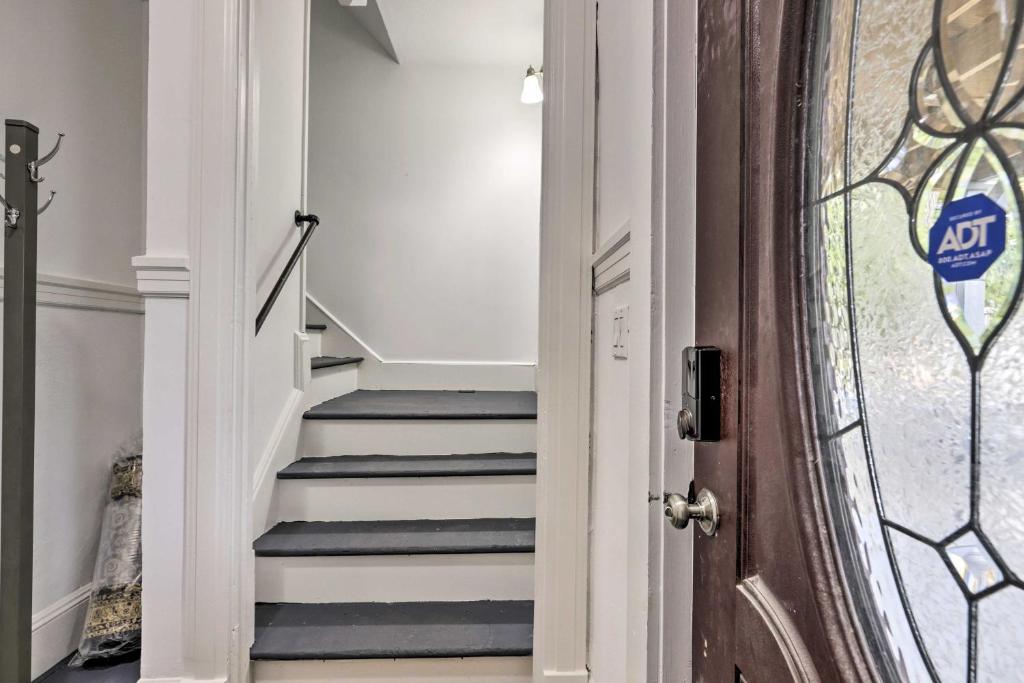 Bright Springfield Apartment with 2 Balconies! photo 3