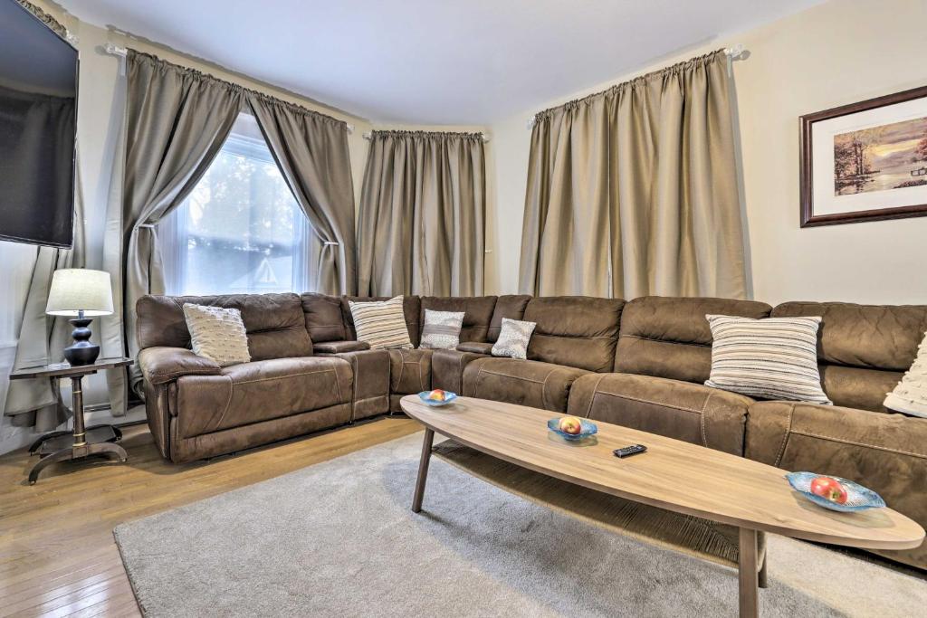 Bright Springfield Apartment with 2 Balconies! photo 4