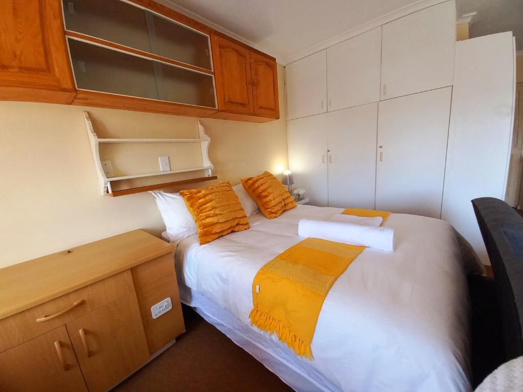 Cozy Strand Beach Getaway - Studio Apartment